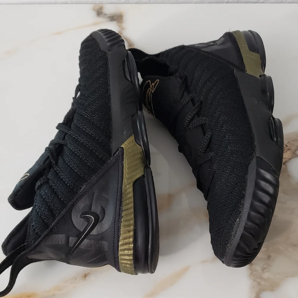 Nike LeBron 16 GS I'm King black metallic gold size 5.5 youth basketball tennis